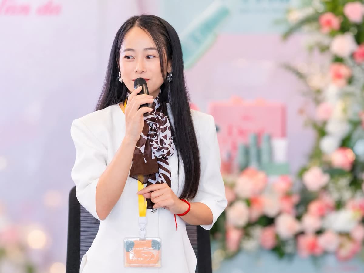 Vân Anh phát biểu tại sự kiện mỹ phẩm thiên nhiên